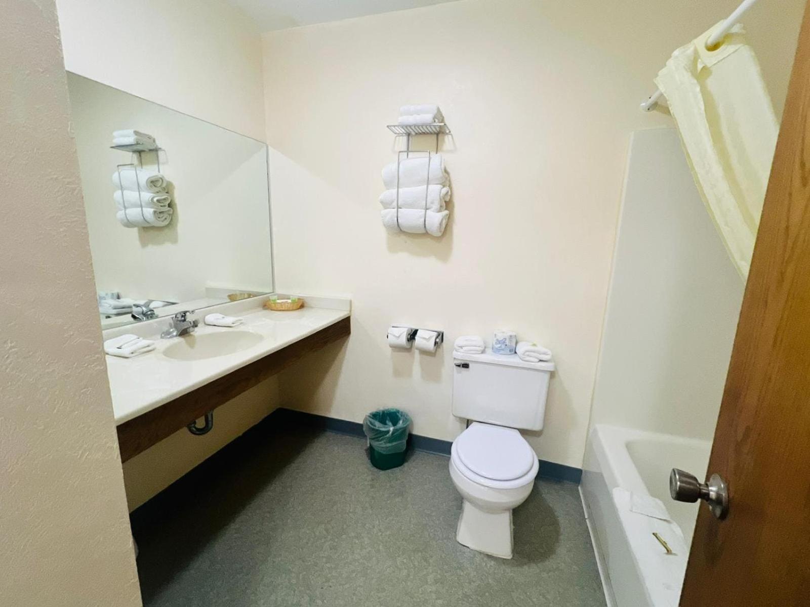Fort Atkinson Villa Inn Motel Near Hwy 12 Wi Capital O מראה חיצוני תמונה